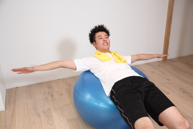 バランスボールは使い方次第で痩せる 餅田コシヒカリが検証 それって実際どうなの課